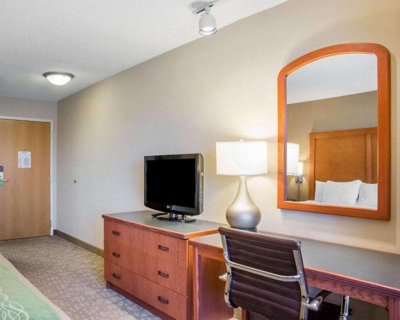 Comfort Inn & Suites 2