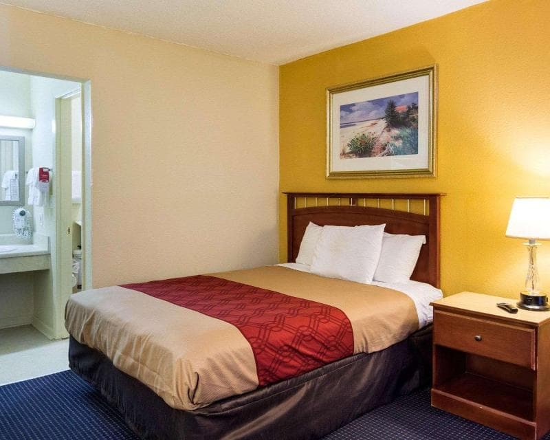 Econo Lodge 2