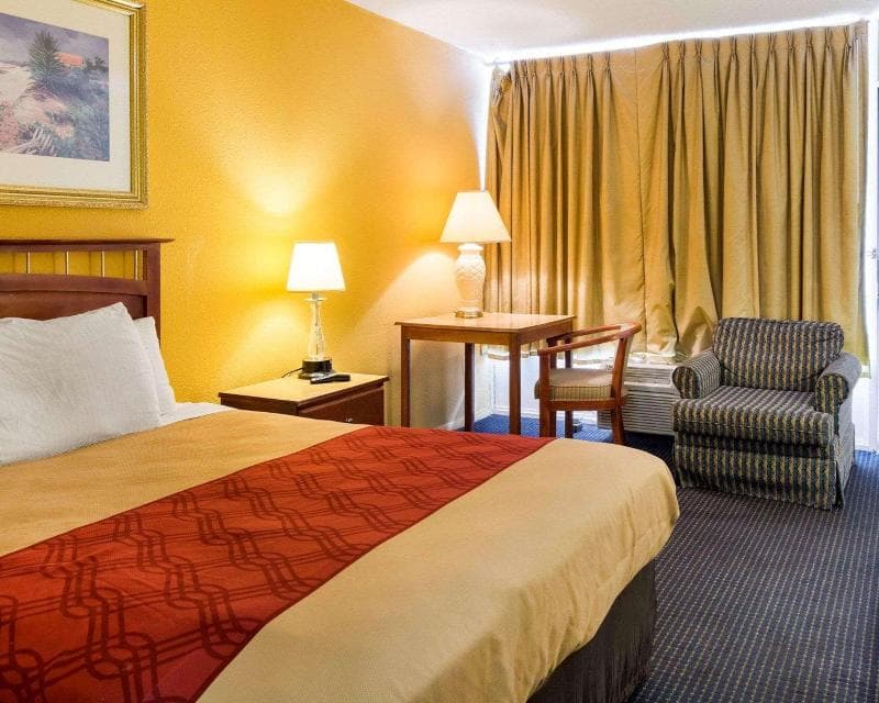Econo Lodge 3