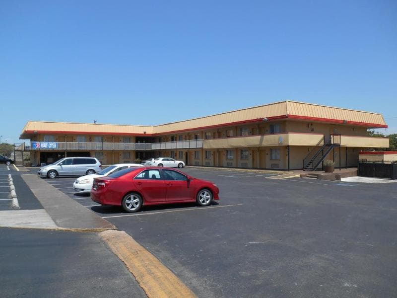 Econo Lodge Central 4