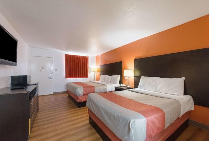 Econo Lodge Central 5