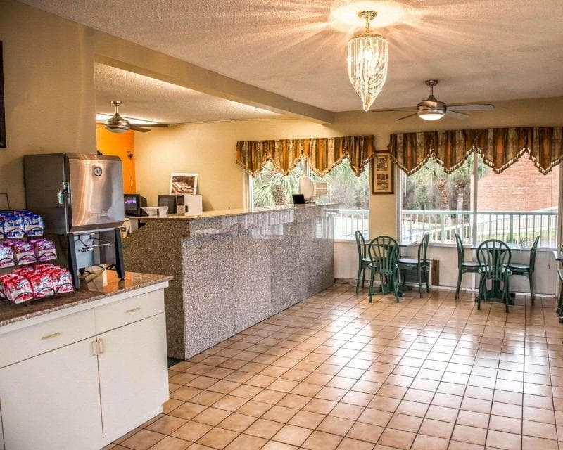 Econo Lodge North 2