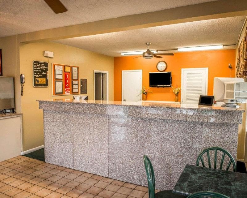 Econo Lodge North 4