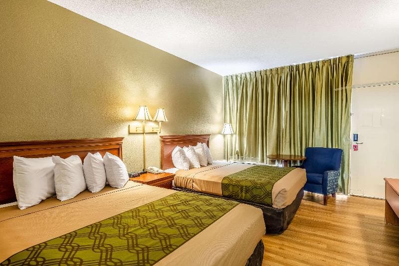 Econo Lodge North 3