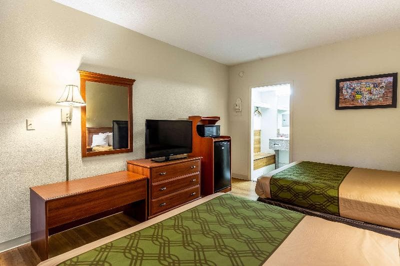Econo Lodge North 5