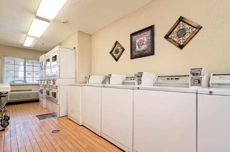 HomeTowne Studios & Suites Bentonville 4