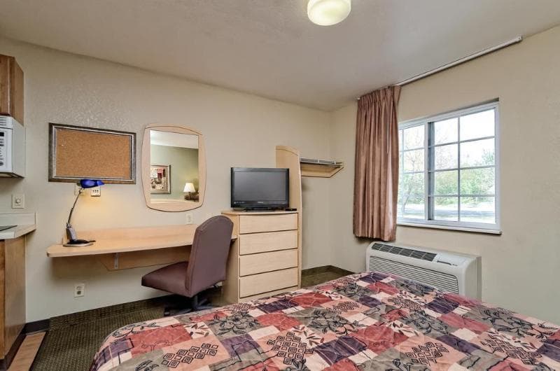 HomeTowne Studios & Suites Bentonville 5