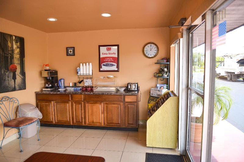 Econo Lodge North 5