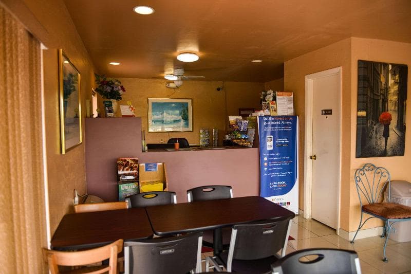 Econo Lodge North photo 1