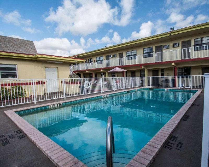 Econo Lodge Hollywood 3