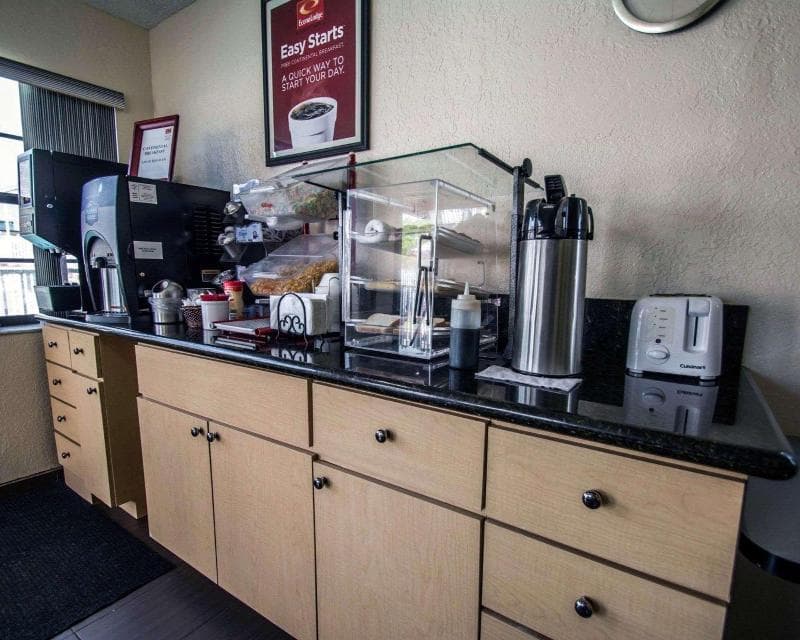Econo Lodge Hollywood 4