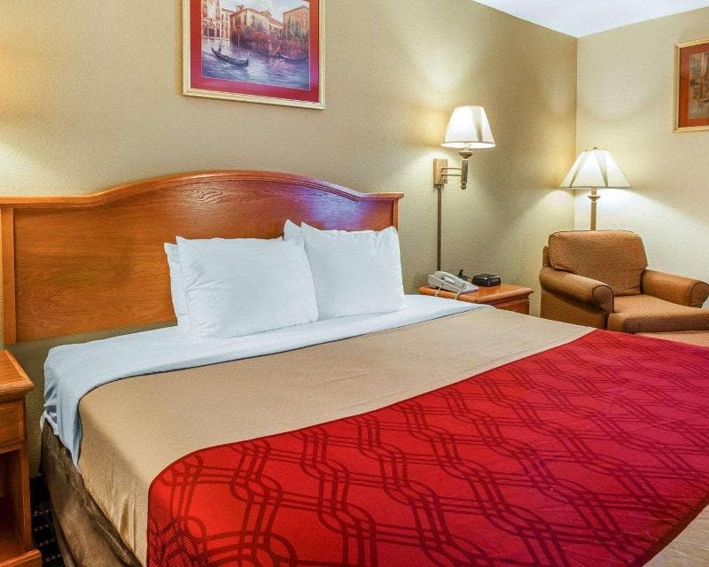 Econo Lodge 3