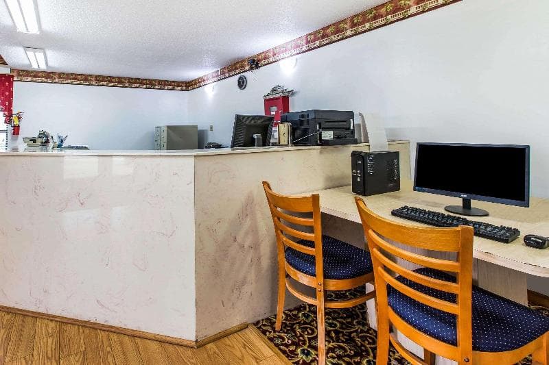 Econo Lodge Inn & Suites main