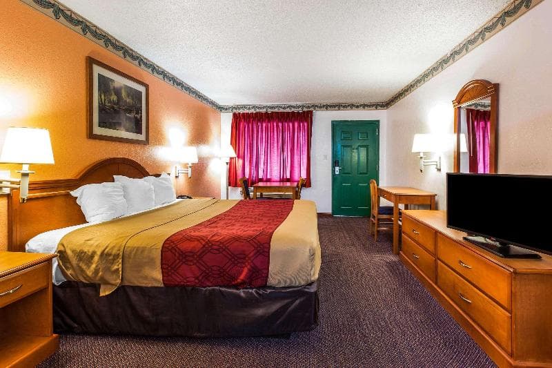 Econo Lodge Inn & Suites 5