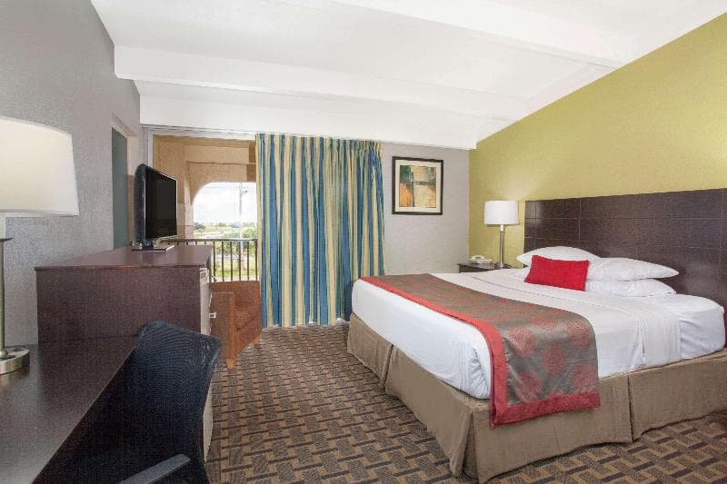 Ramada by Wyndham Davenport Orlando South 3
