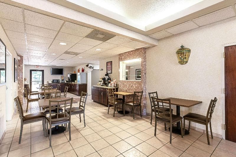 Econo Lodge Vero Beach 3