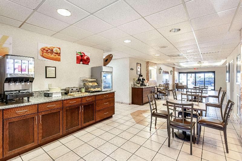 Econo Lodge Vero Beach 5