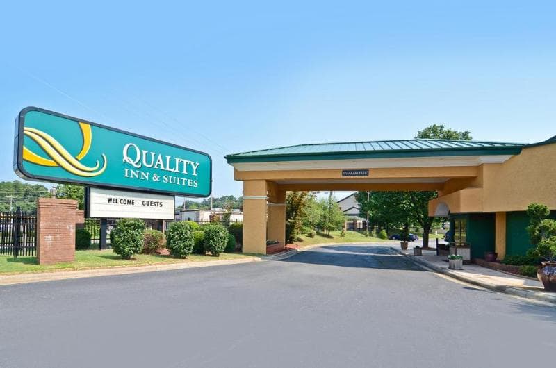 Quality Inn & Suites Coliseum 3