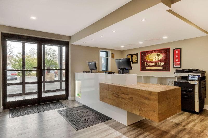 Econo Lodge North 4