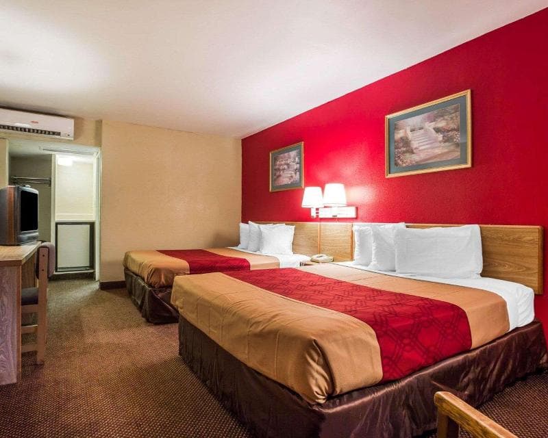 Econo Lodge 3