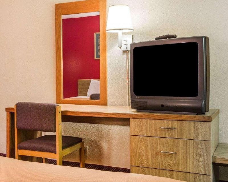 Econo Lodge 5