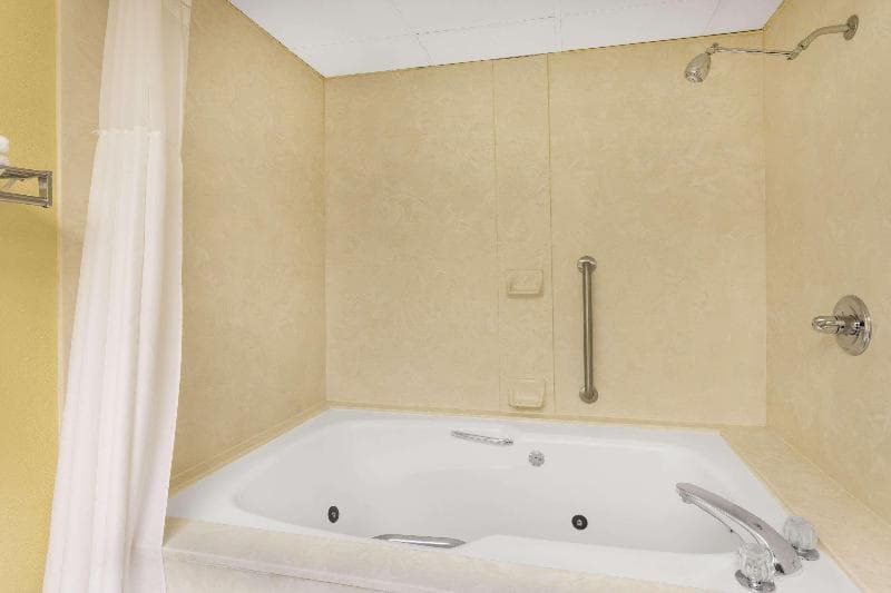 Baymont by Wyndham Fayetteville 4