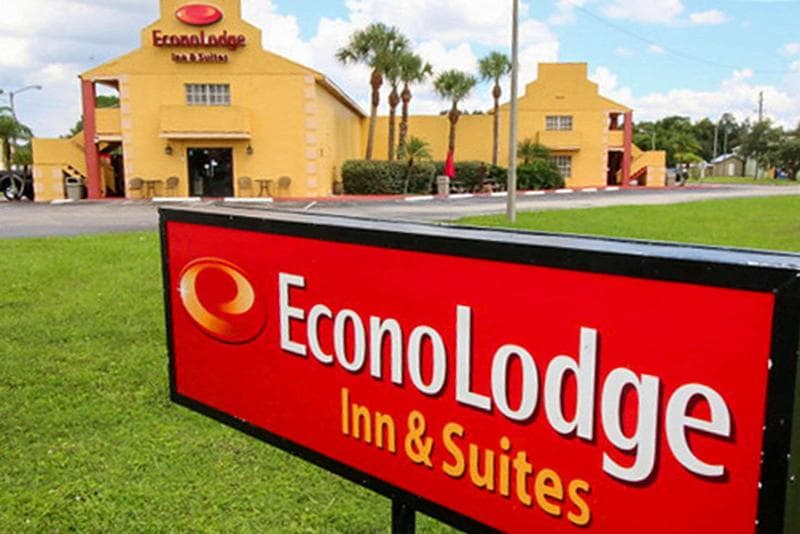 Econo Lodge Inn & Suites Maingate Central 4