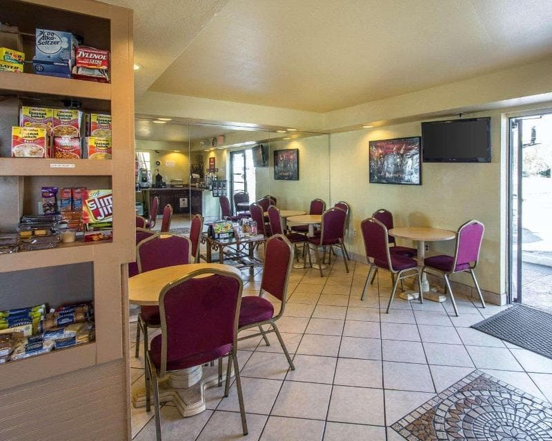 Econo Lodge Inn & Suites Maingate Central 2