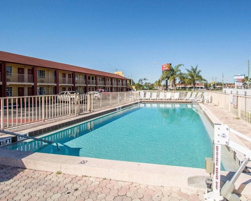 Econo Lodge Inn & Suites Maingate Central 5