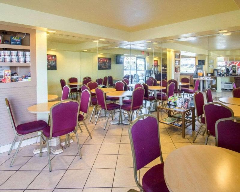 Econo Lodge Inn & Suites Maingate Central 3