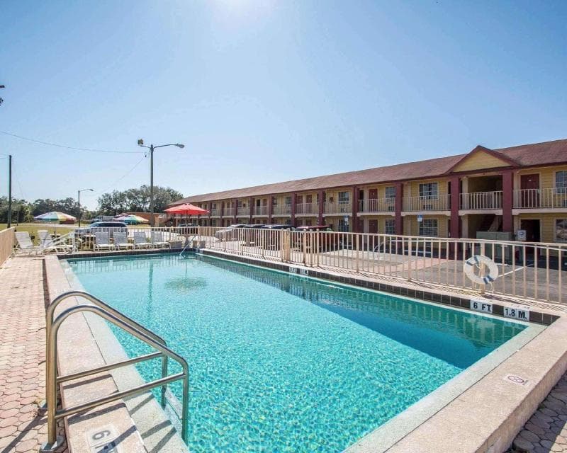 Econo Lodge Inn & Suites Maingate Central photo 1