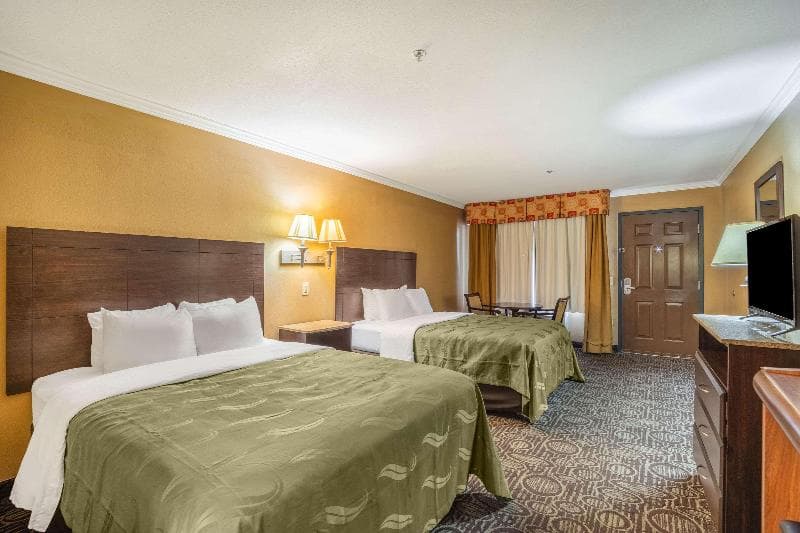 Quality Inn & Suites Ft. Jackson Maingate 2