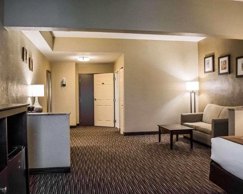 Comfort Suites Clearwater Bay 5