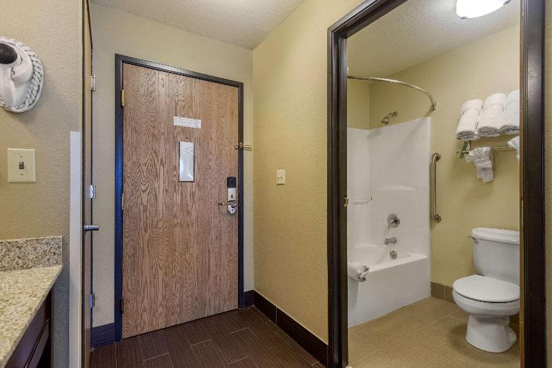 Comfort Inn & Suites 4