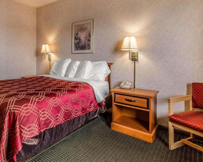 Days Inn by Wyndham Manitowoc photo 1