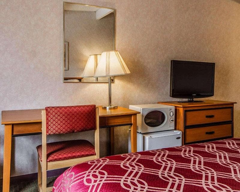 Days Inn by Wyndham Manitowoc 3