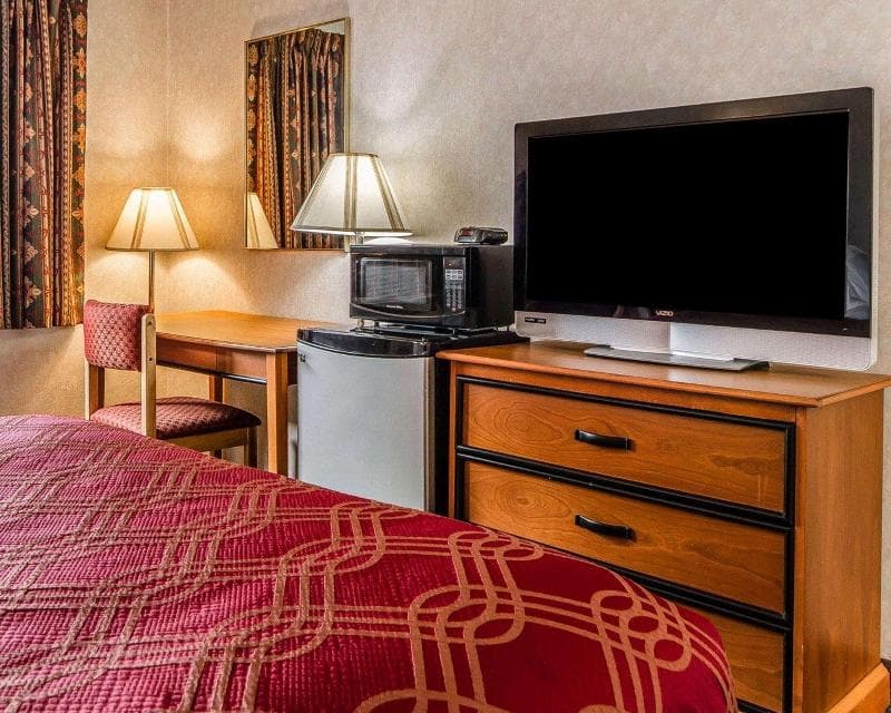 Days Inn by Wyndham Manitowoc 4