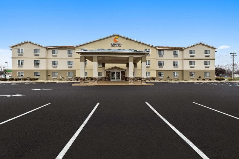 Comfort Inn & Suites 4