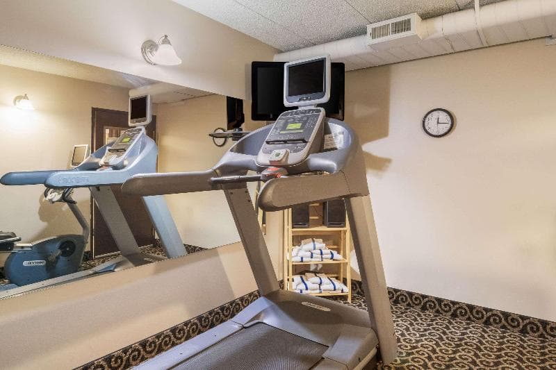 Econo Lodge Inn Near Miller Hill Mall 3