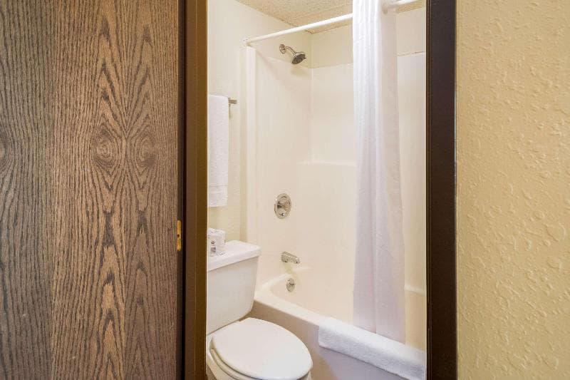 Econo Lodge Inn Near Miller Hill Mall 2