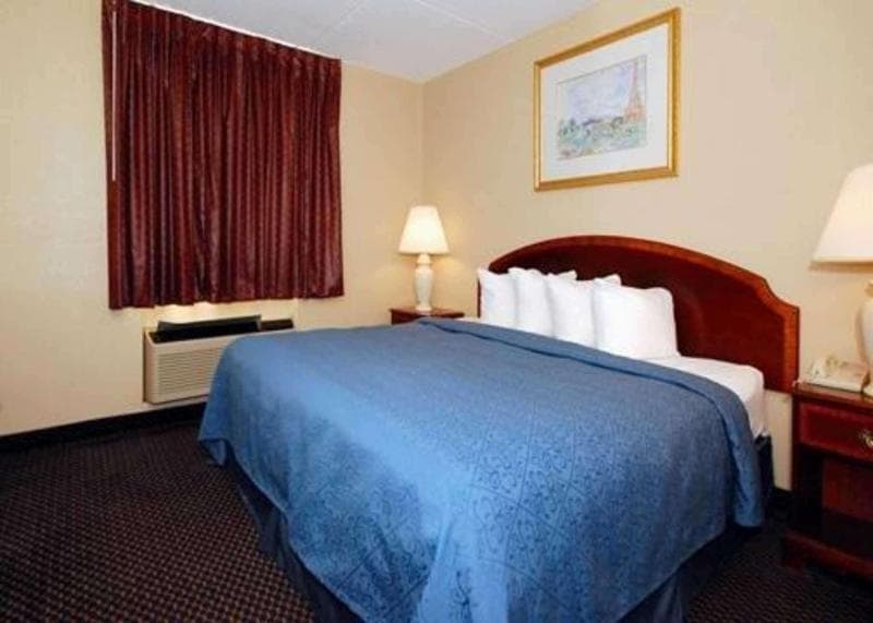Econo Lodge Inn & Suites 3