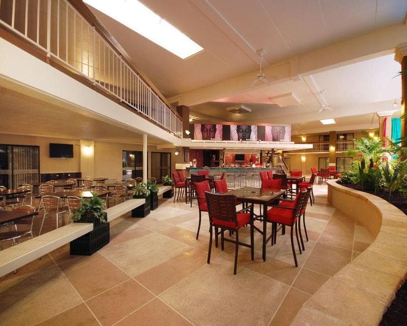 The Plaza Inn & Suites photo 1