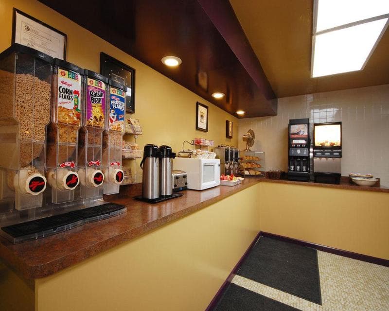 The Plaza Inn & Suites 3