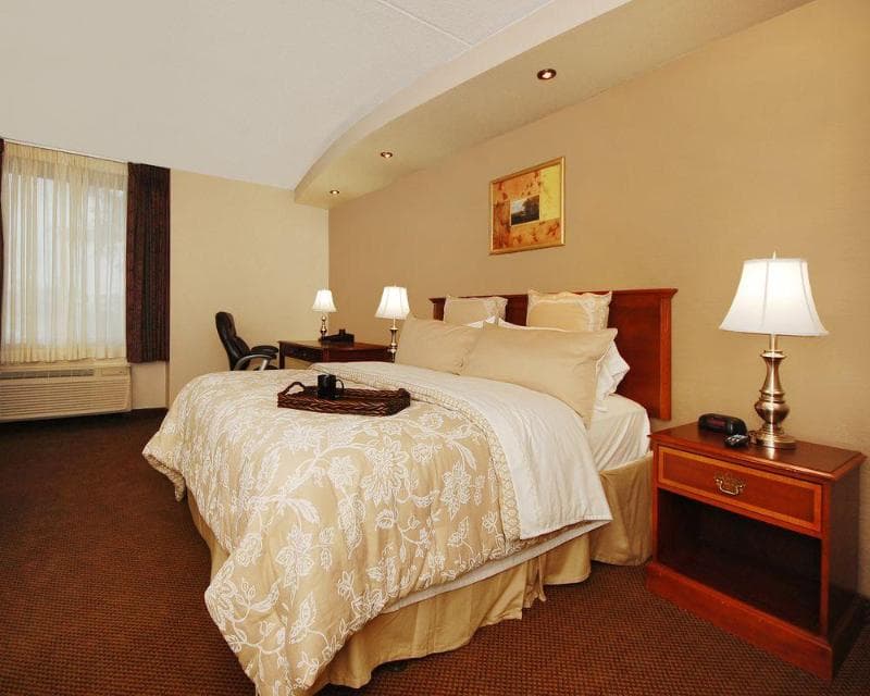 The Plaza Inn & Suites 4
