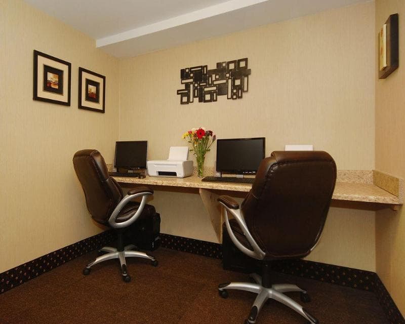 The Plaza Inn & Suites 5