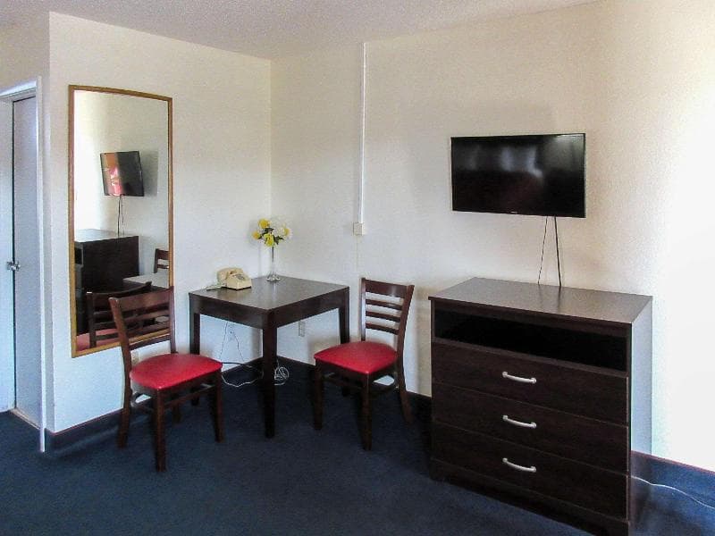 Econo Lodge Cameron 3