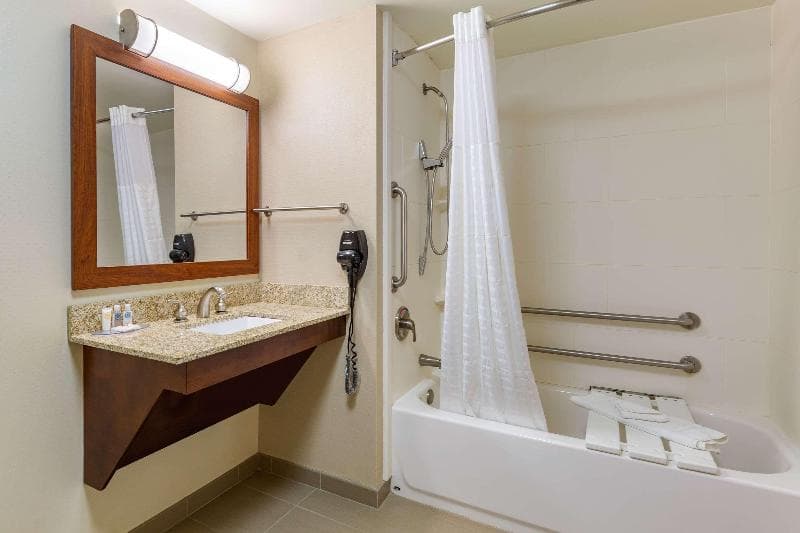 Comfort Inn Aikens Center 4