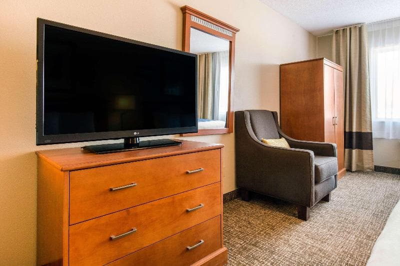 Comfort Suites Normal University Area 5