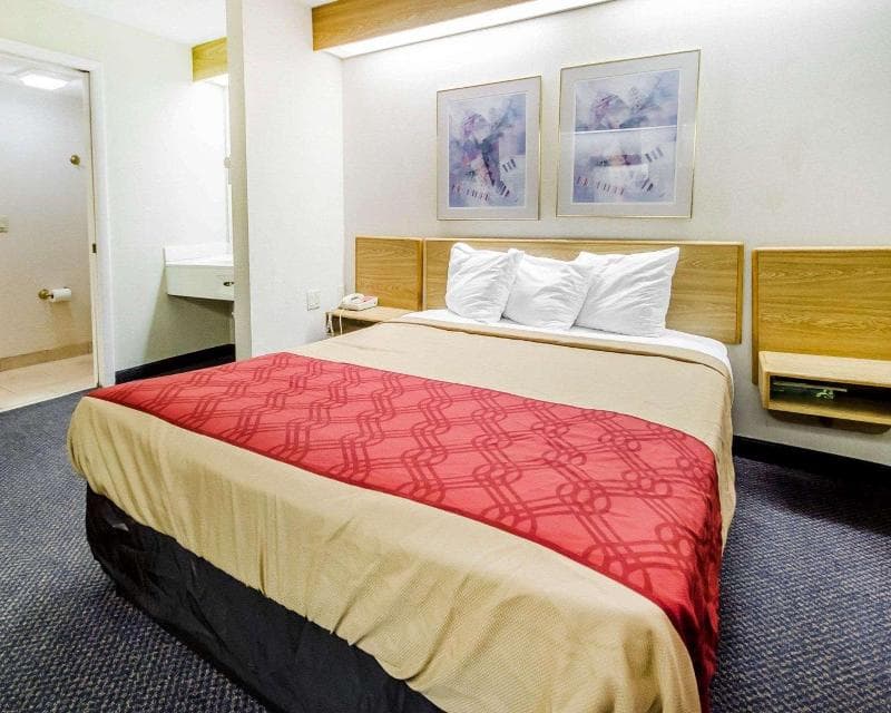 Econo Lodge 4
