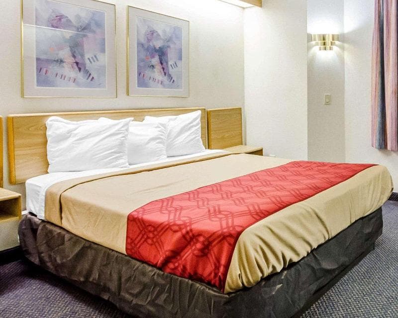 Econo Lodge 5